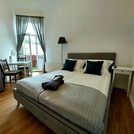 Apartament I *